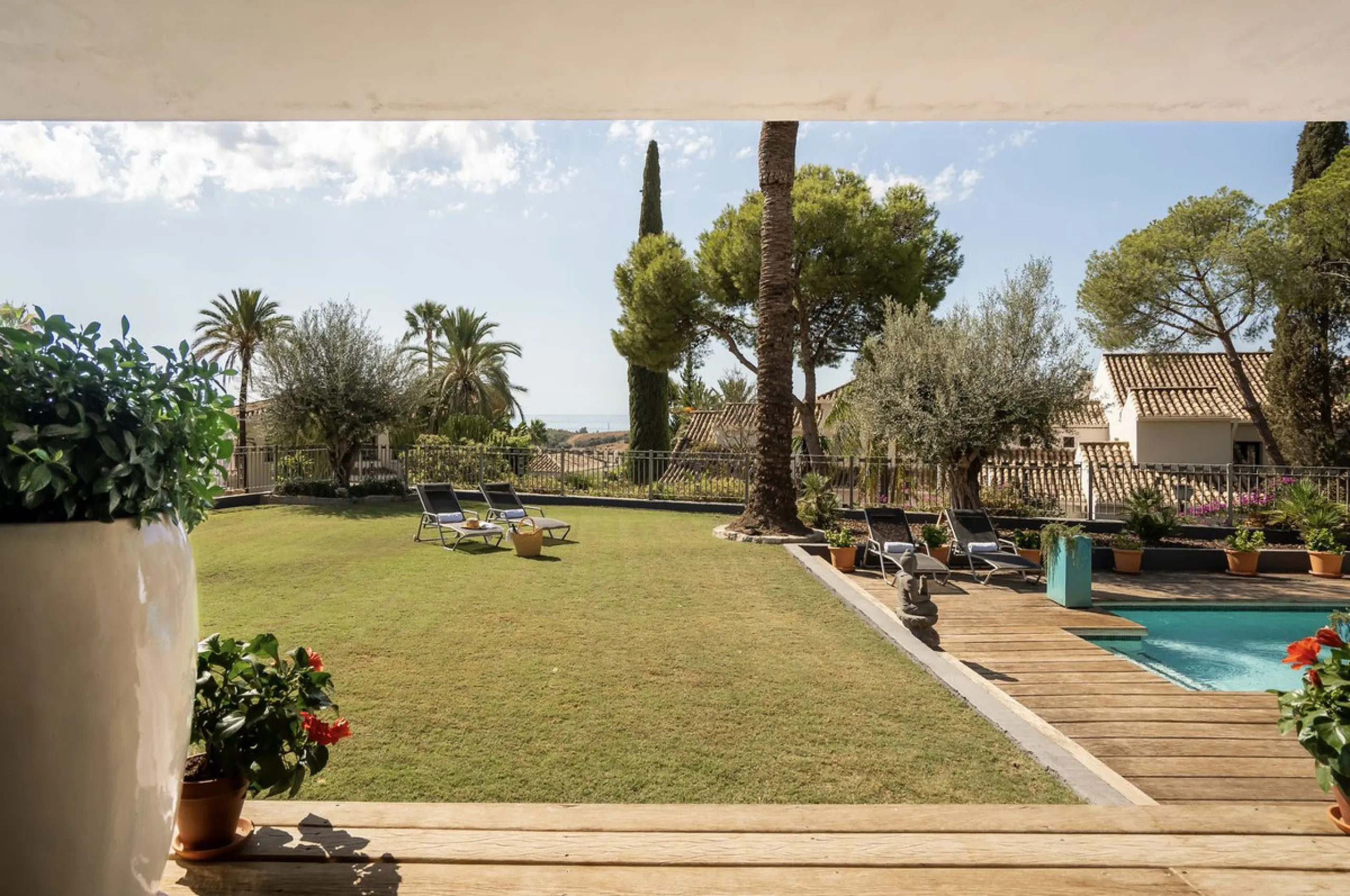 Located in the sought-after Benahavís area above El Paraíso Golf, this villa has a mix of elegance with andalucian charm. It sits on a elevated plot in a quiet cul-de-sac, offering privacy, sea views,tranquility and easy access to Marbella-Estepona.