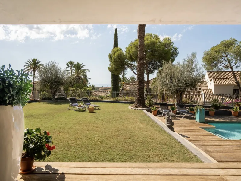 Located in the sought-after Benahavís area above El Paraíso Golf, this villa has a mix of elegance with andalucian charm. It sits on a elevated plot in a quiet cul-de-sac, offering privacy, sea views,tranquility and easy access to Marbella-Estepona.