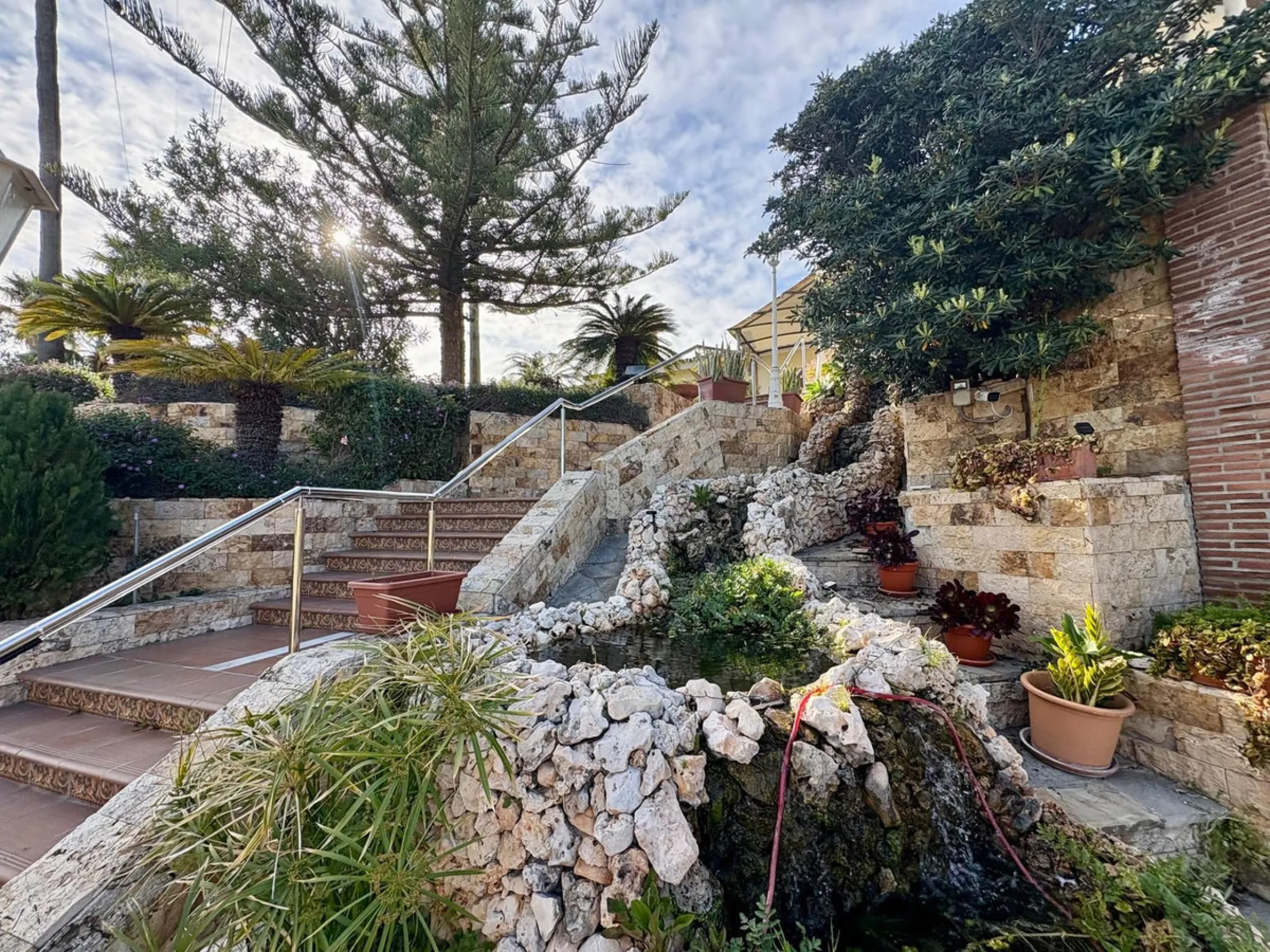 House - Detached Villa в продаже в Fuengirola, Málaga. В доме 5 спален и 4 ванных комнат. Площадь дома 504 м². Площадь участка 2437 м²