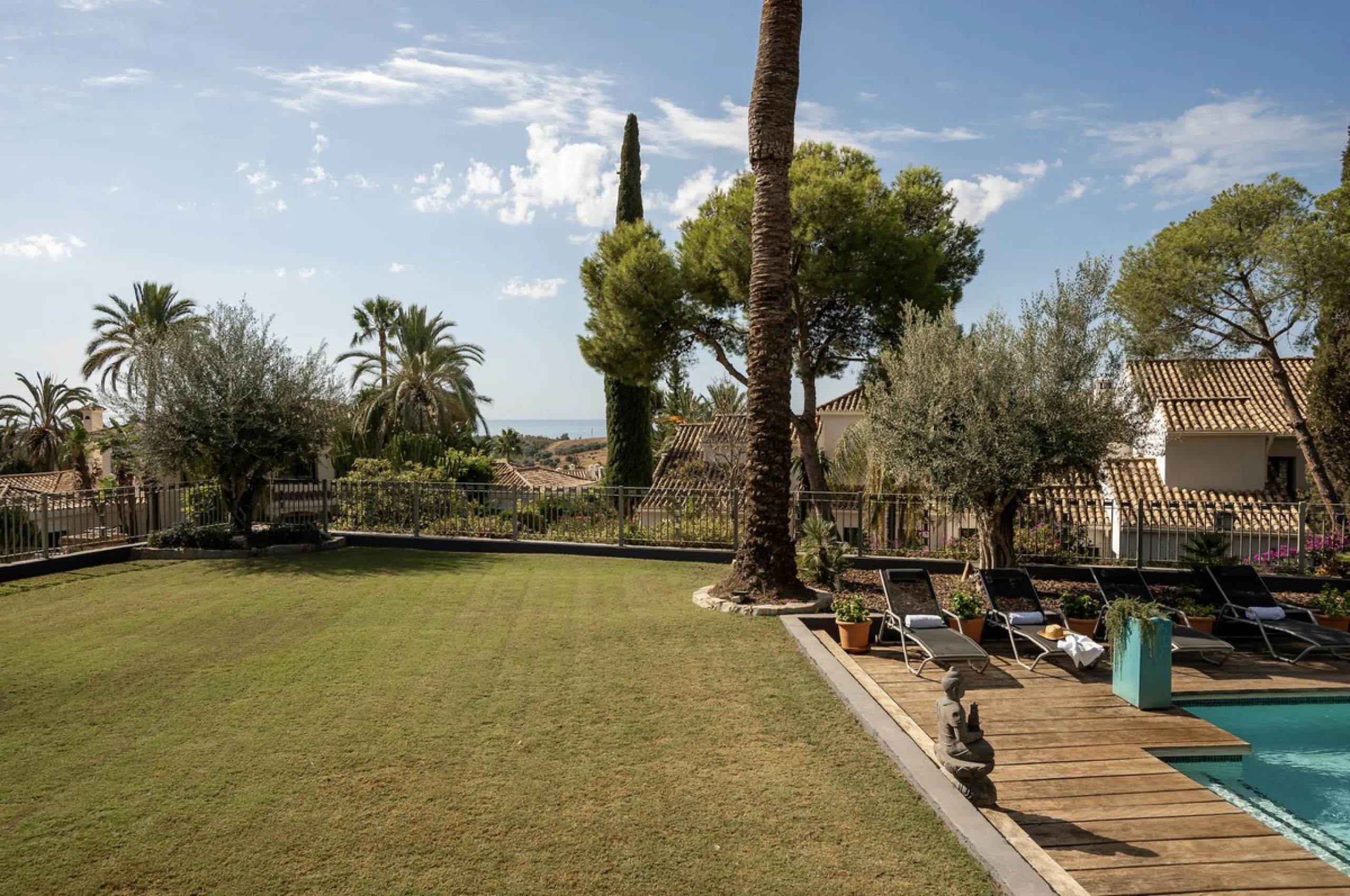Located in the sought-after Benahavís area above El Paraíso Golf, this villa has a mix of elegance with andalucian charm. It sits on a elevated plot in a quiet cul-de-sac, offering privacy, sea views,tranquility and easy access to Marbella-Estepona.
