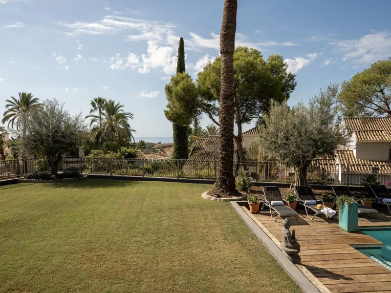 Located in the sought-after Benahavís area above El Paraíso Golf, this villa has a mix of elegance with andalucian charm. It sits on a elevated plot in a quiet cul-de-sac, offering privacy, sea views,tranquility and easy access to Marbella-Estepona.