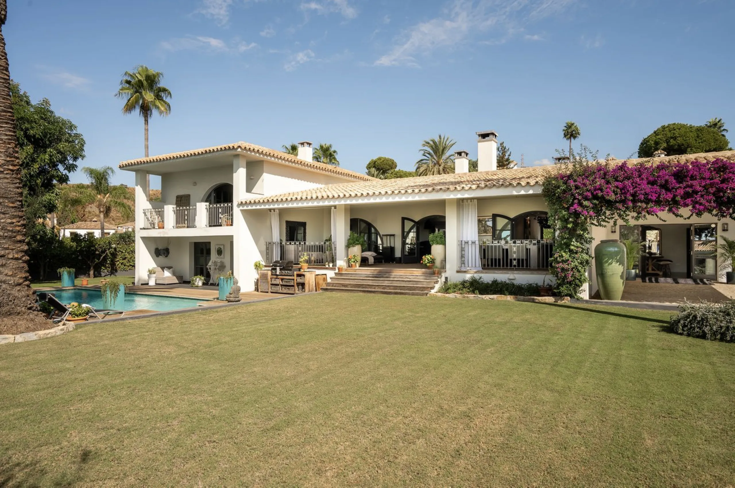 Located in the sought-after Benahavís area above El Paraíso Golf, this villa has a mix of elegance with andalucian charm. It sits on a elevated plot in a quiet cul-de-sac, offering privacy, sea views,tranquility and easy access to Marbella-Estepona.