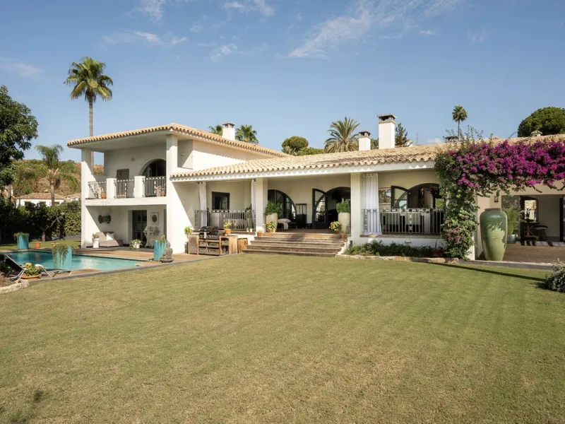 Located in the sought-after Benahavís area above El Paraíso Golf, this villa has a mix of elegance with andalucian charm. It sits on a elevated plot in a quiet cul-de-sac, offering privacy, sea views,tranquility and easy access to Marbella-Estepona.