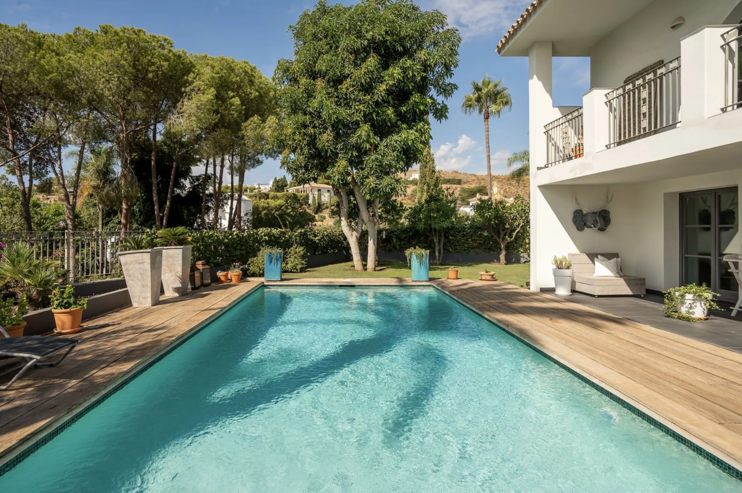 Located in the sought-after Benahavís area above El Paraíso Golf, this villa has a mix of elegance with andalucian charm. It sits on a elevated plot in a quiet cul-de-sac, offering privacy, sea views,tranquility and easy access to Marbella-Estepona.