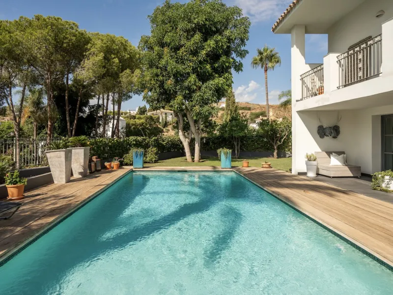 Located in the sought-after Benahavís area above El Paraíso Golf, this villa has a mix of elegance with andalucian charm. It sits on a elevated plot in a quiet cul-de-sac, offering privacy, sea views,tranquility and easy access to Marbella-Estepona.