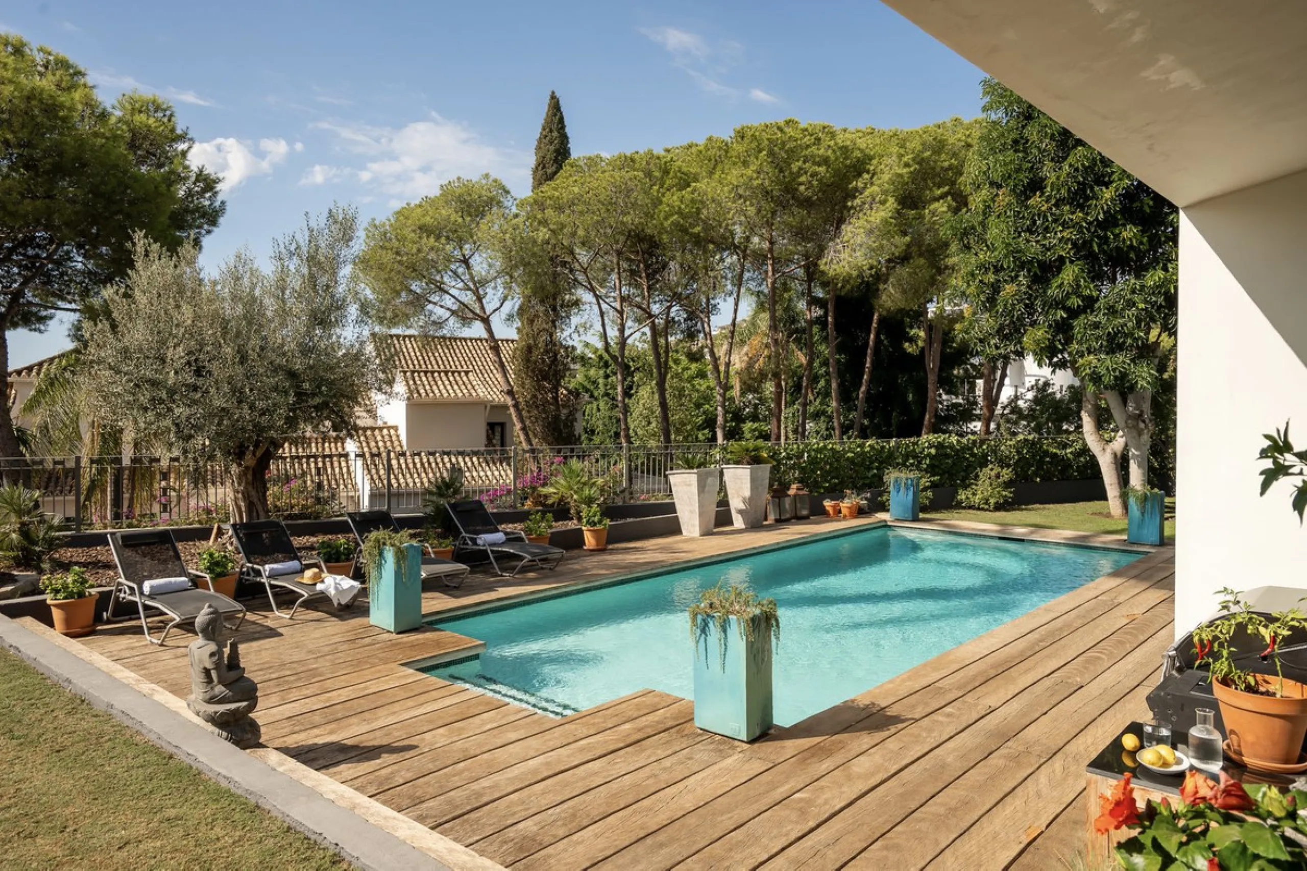 Located in the sought-after Benahavís area above El Paraíso Golf, this villa has a mix of elegance with andalucian charm. It sits on a elevated plot in a quiet cul-de-sac, offering privacy, sea views,tranquility and easy access to Marbella-Estepona.