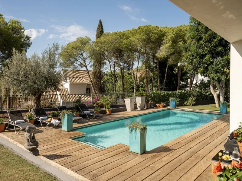 Located in the sought-after Benahavís area above El Paraíso Golf, this villa has a mix of elegance with andalucian charm. It sits on a elevated plot in a quiet cul-de-sac, offering privacy, sea views,tranquility and easy access to Marbella-Estepona.