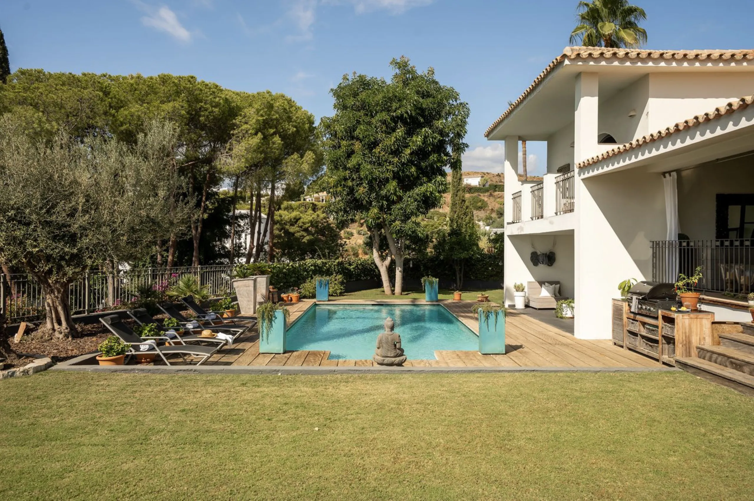 Located in the sought-after Benahavís area above El Paraíso Golf, this villa has a mix of elegance with andalucian charm. It sits on a elevated plot in a quiet cul-de-sac, offering privacy, sea views,tranquility and easy access to Marbella-Estepona.
