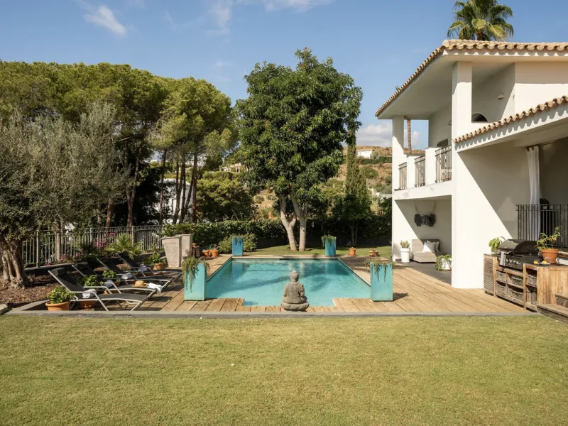 Located in the sought-after Benahavís area above El Paraíso Golf, this villa has a mix of elegance with andalucian charm. It sits on a elevated plot in a quiet cul-de-sac, offering privacy, sea views,tranquility and easy access to Marbella-Estepona.