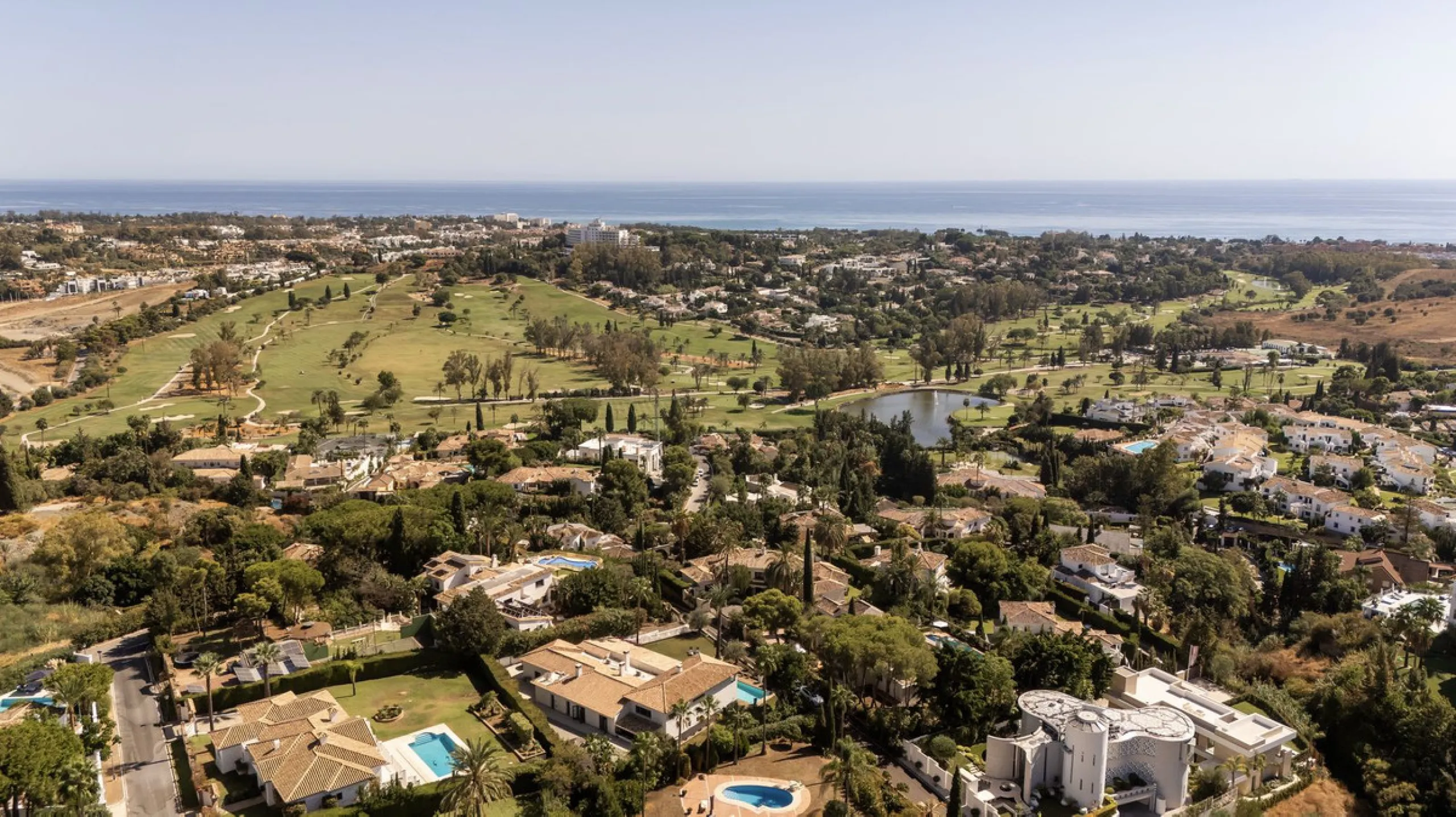 Located in the sought-after Benahavís area above El Paraíso Golf, this villa has a mix of elegance with andalucian charm. It sits on a elevated plot in a quiet cul-de-sac, offering privacy, sea views,tranquility and easy access to Marbella-Estepona.