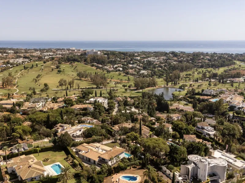 Located in the sought-after Benahavís area above El Paraíso Golf, this villa has a mix of elegance with andalucian charm. It sits on a elevated plot in a quiet cul-de-sac, offering privacy, sea views,tranquility and easy access to Marbella-Estepona.