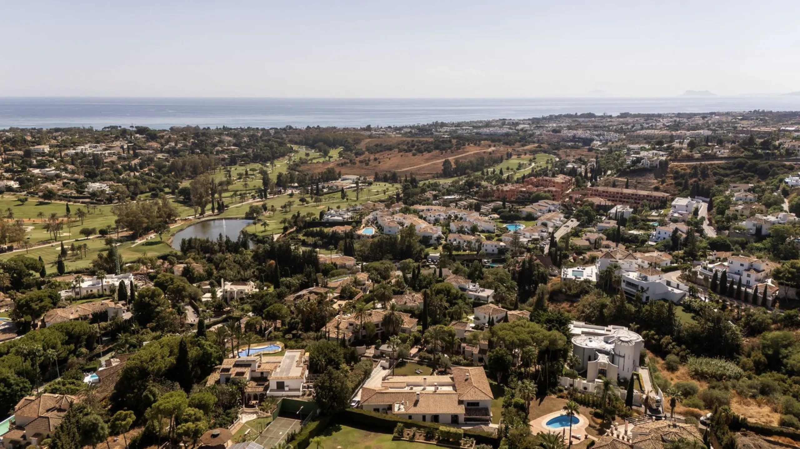 Located in the sought-after Benahavís area above El Paraíso Golf, this villa has a mix of elegance with andalucian charm. It sits on a elevated plot in a quiet cul-de-sac, offering privacy, sea views,tranquility and easy access to Marbella-Estepona.