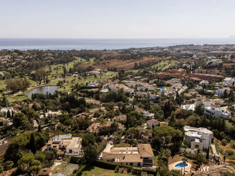 Located in the sought-after Benahavís area above El Paraíso Golf, this villa has a mix of elegance with andalucian charm. It sits on a elevated plot in a quiet cul-de-sac, offering privacy, sea views,tranquility and easy access to Marbella-Estepona.