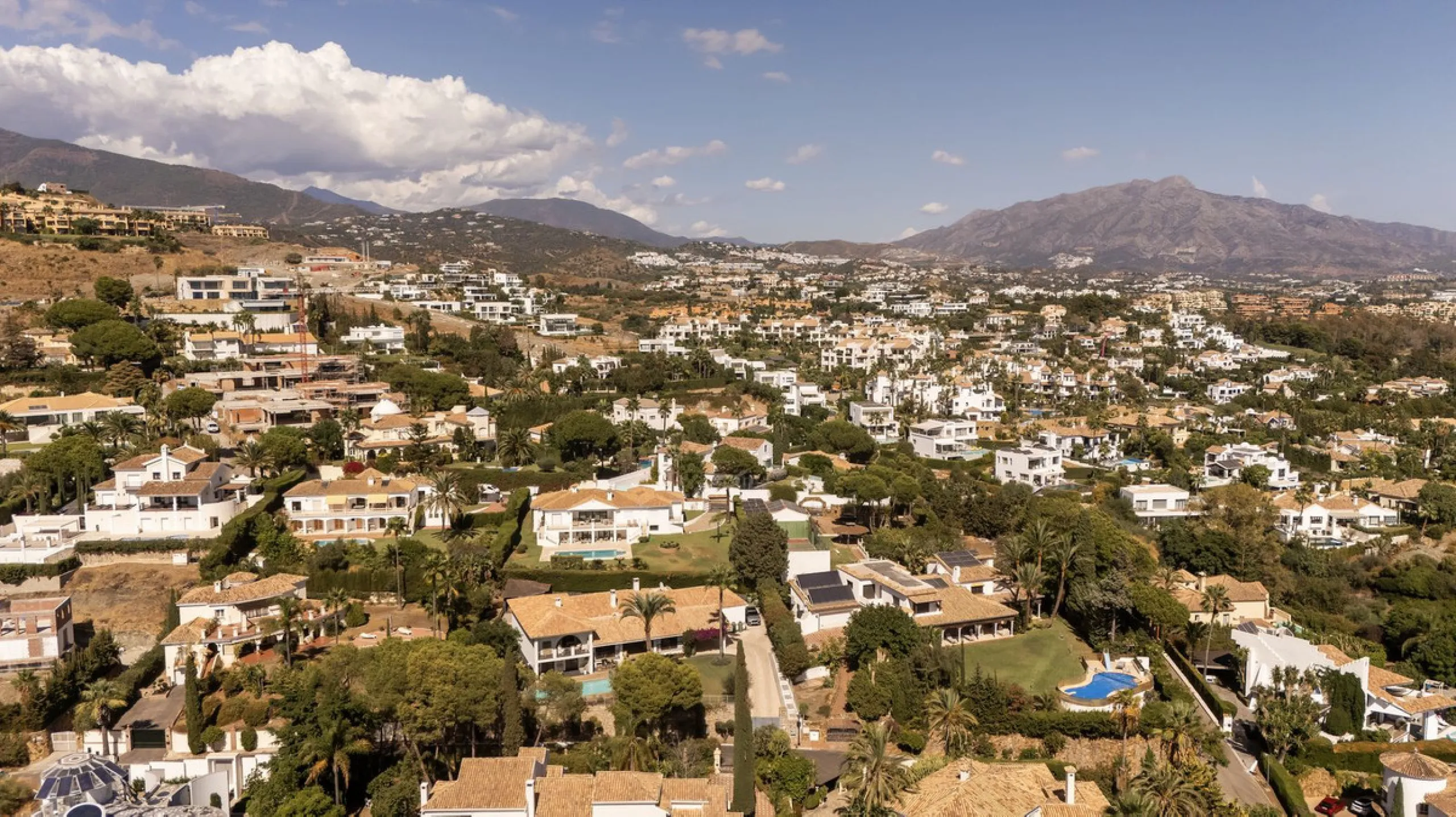 Located in the sought-after Benahavís area above El Paraíso Golf, this villa has a mix of elegance with andalucian charm. It sits on a elevated plot in a quiet cul-de-sac, offering privacy, sea views,tranquility and easy access to Marbella-Estepona.