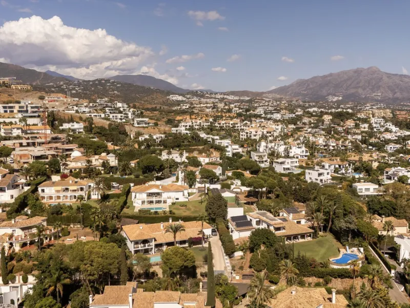 Located in the sought-after Benahavís area above El Paraíso Golf, this villa has a mix of elegance with andalucian charm. It sits on a elevated plot in a quiet cul-de-sac, offering privacy, sea views,tranquility and easy access to Marbella-Estepona.