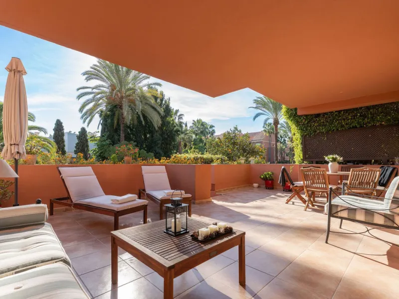 Just a short walk from the beach, this spacious two-bedroom apartment offers direct access to the beautifully maintained garden and swimming pool via a wide private terrace.