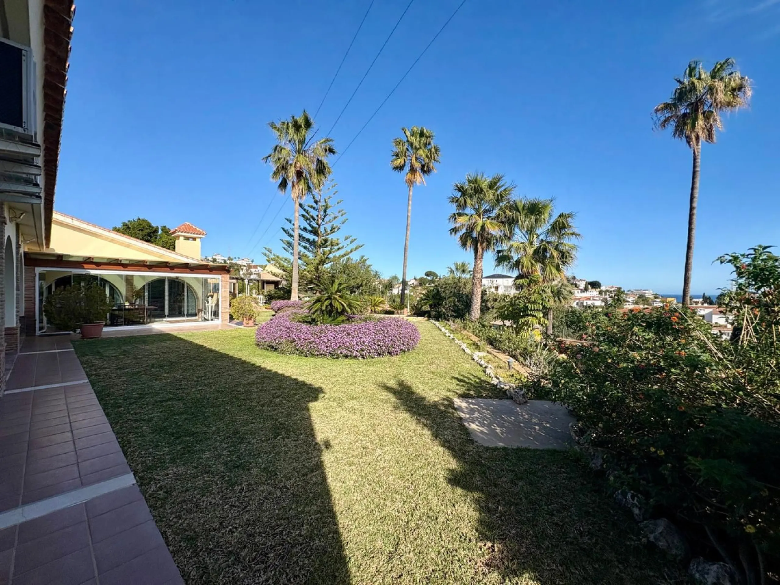 House - Detached Villa в продаже в Fuengirola, Málaga. В доме 5 спален и 4 ванных комнат. Площадь дома 504 м². Площадь участка 2437 м²