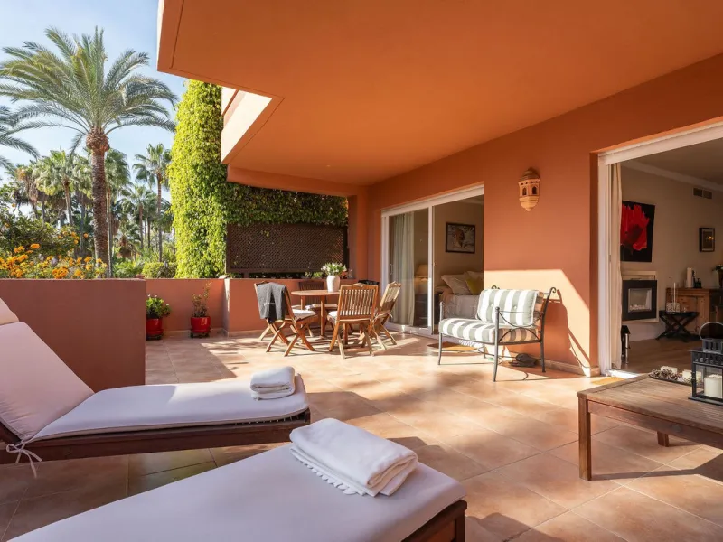 Just a short walk from the beach, this spacious two-bedroom apartment offers direct access to the beautifully maintained garden and swimming pool via a wide private terrace.