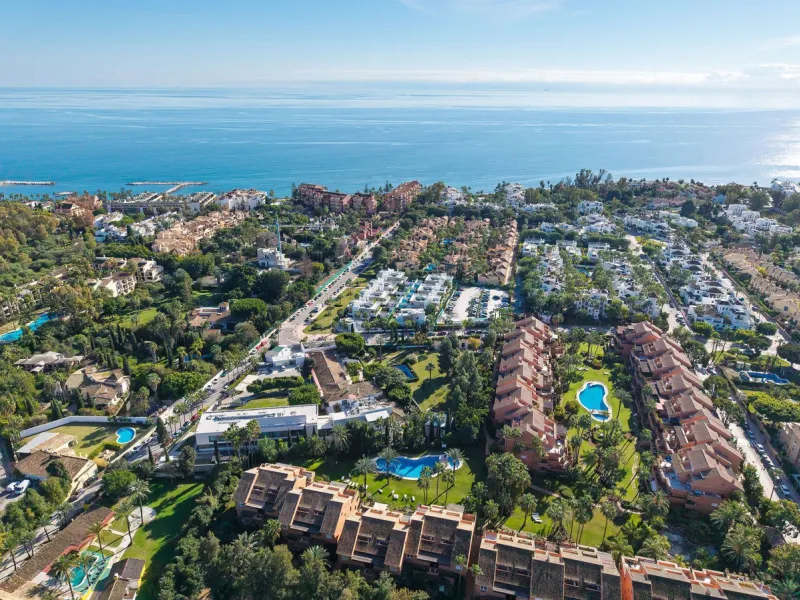 Just a short walk from the beach, this spacious two-bedroom apartment offers direct access to the beautifully maintained garden and swimming pool via a wide private terrace.