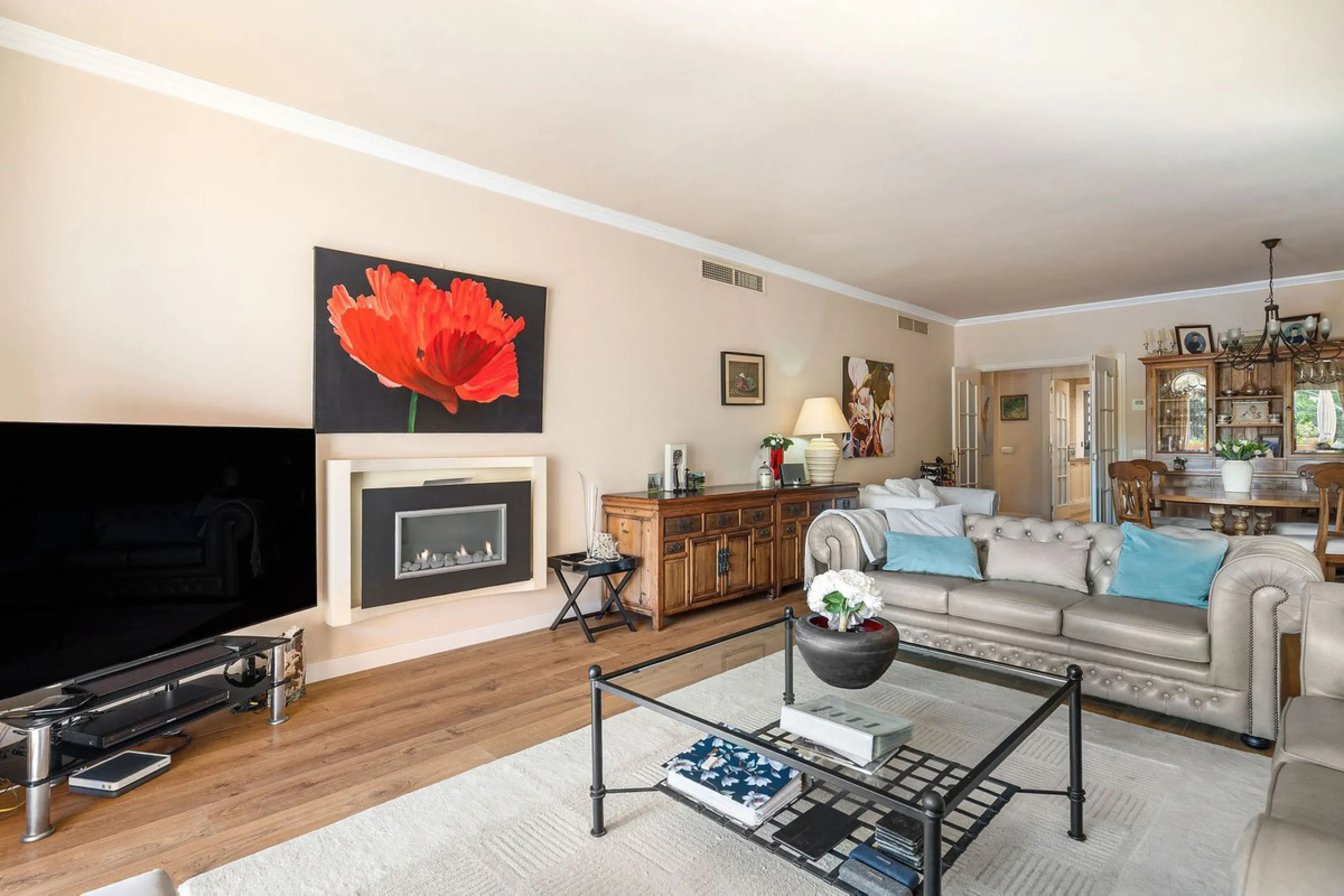 Just a short walk from the beach, this spacious two-bedroom apartment offers direct access to the beautifully maintained garden and swimming pool via a wide private terrace.