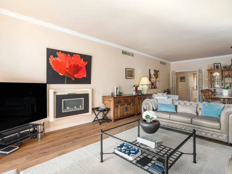 Just a short walk from the beach, this spacious two-bedroom apartment offers direct access to the beautifully maintained garden and swimming pool via a wide private terrace.