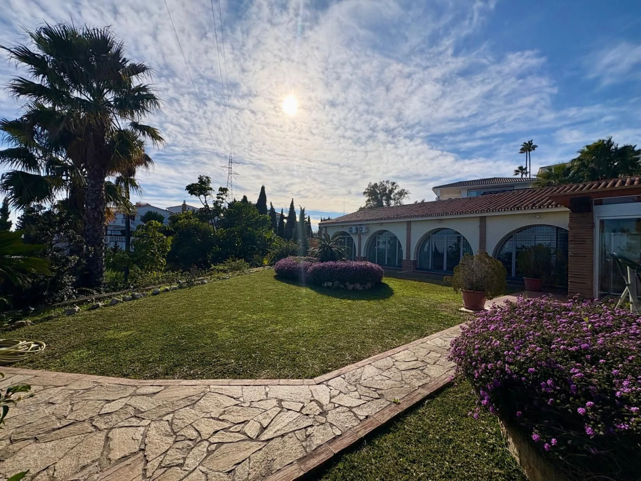 House - Detached Villa в продаже в Fuengirola, Málaga. В доме 5 спален и 4 ванных комнат. Площадь дома 504 м². Площадь участка 2437 м²