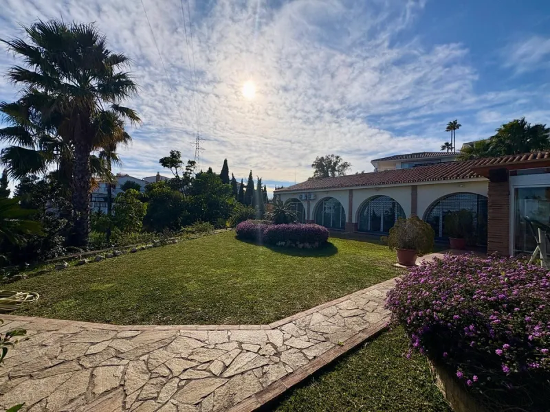 House - Detached Villa в продаже в Fuengirola, Málaga. В доме 5 спален и 4 ванных комнат. Площадь дома 504 м². Площадь участка 2437 м²