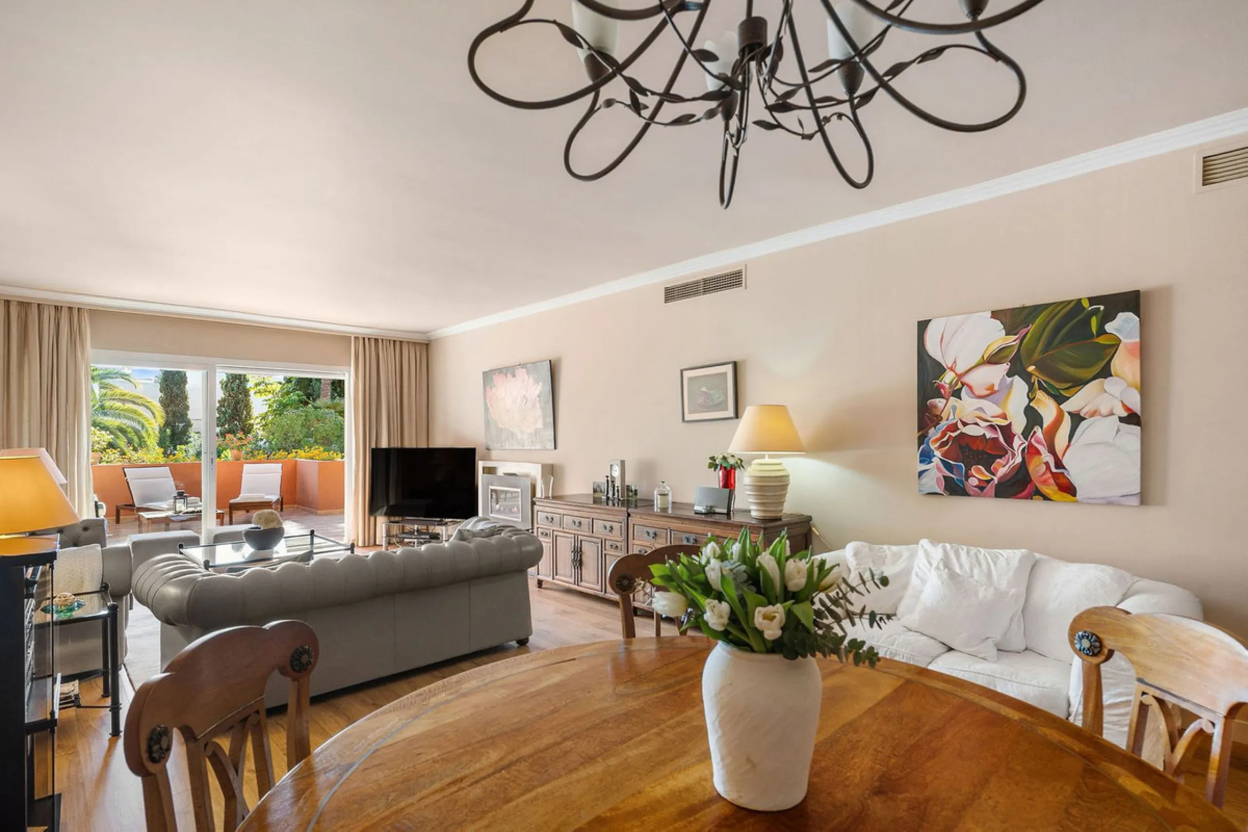 Just a short walk from the beach, this spacious two-bedroom apartment offers direct access to the beautifully maintained garden and swimming pool via a wide private terrace.