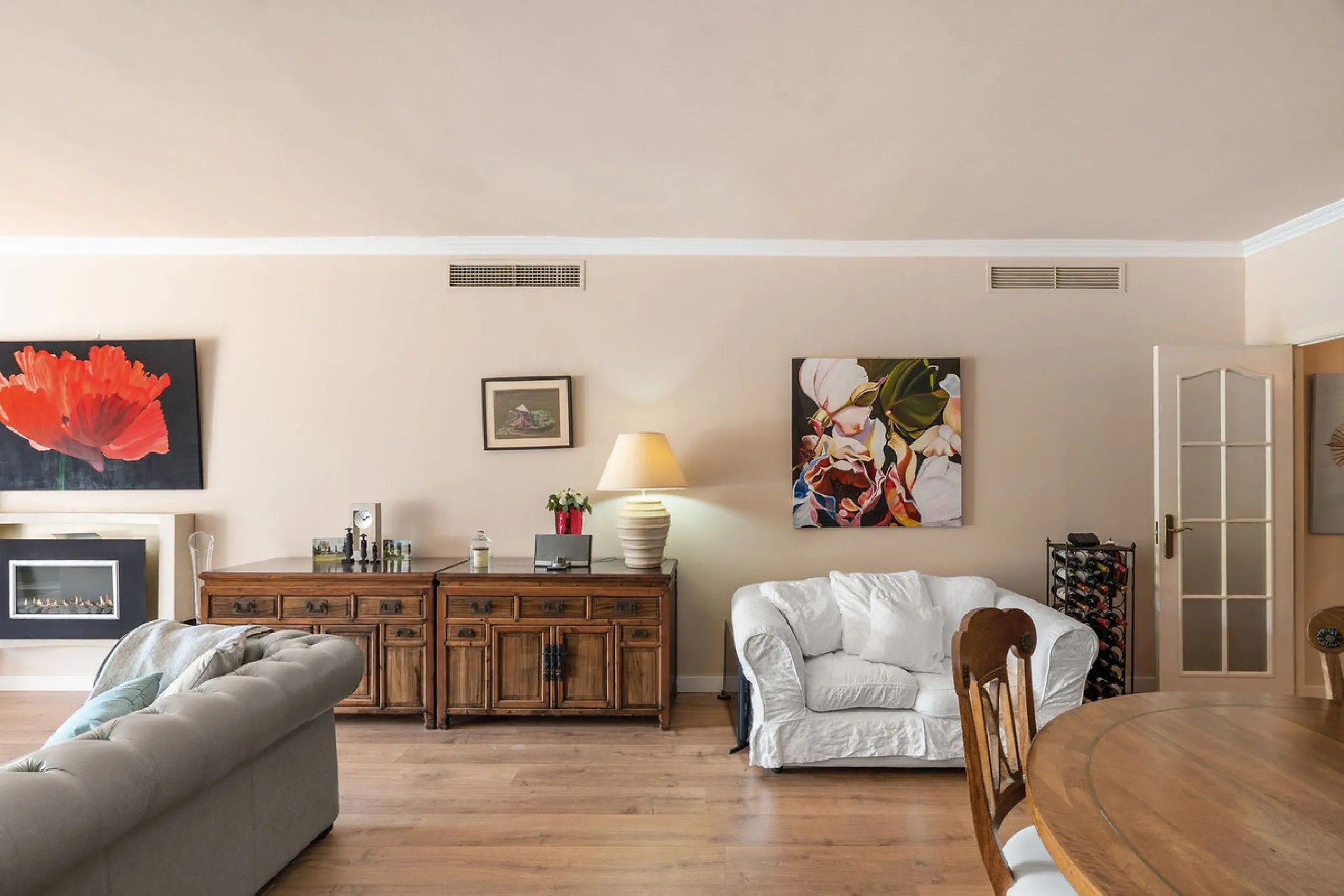 Just a short walk from the beach, this spacious two-bedroom apartment offers direct access to the beautifully maintained garden and swimming pool via a wide private terrace.