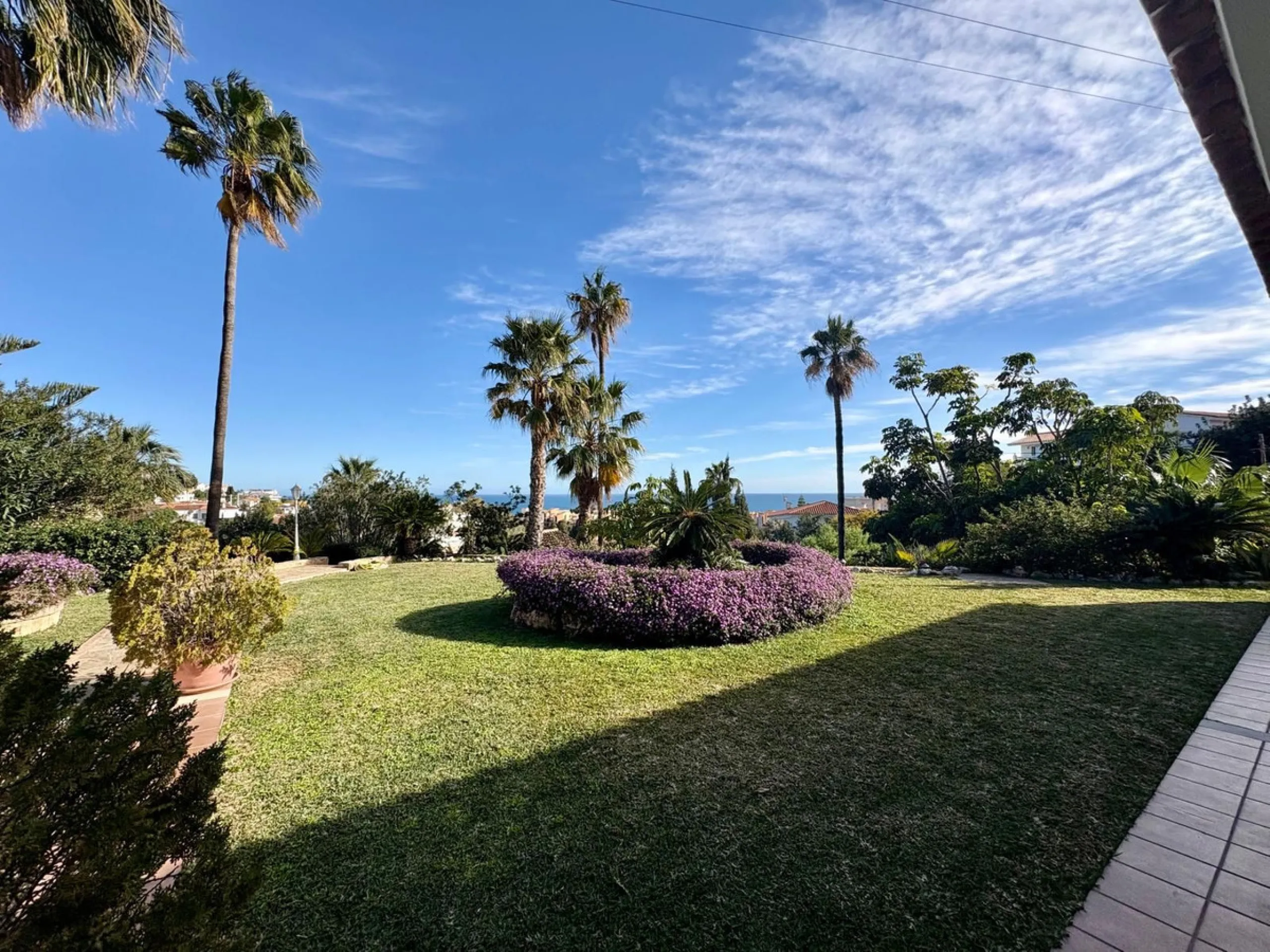 House - Detached Villa в продаже в Fuengirola, Málaga. В доме 5 спален и 4 ванных комнат. Площадь дома 504 м². Площадь участка 2437 м²