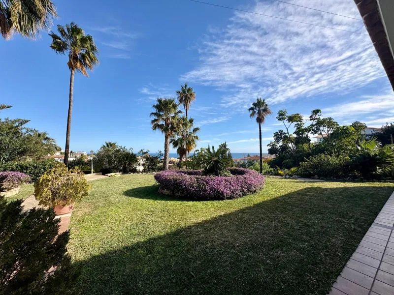 House - Detached Villa в продаже в Fuengirola, Málaga. В доме 5 спален и 4 ванных комнат. Площадь дома 504 м². Площадь участка 2437 м²