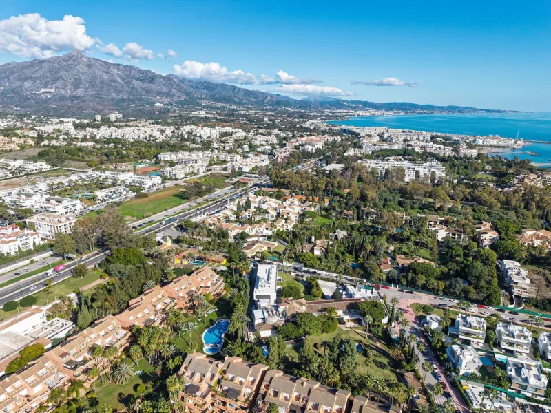Just a short walk from the beach, this spacious two-bedroom apartment offers direct access to the beautifully maintained garden and swimming pool via a wide private terrace.