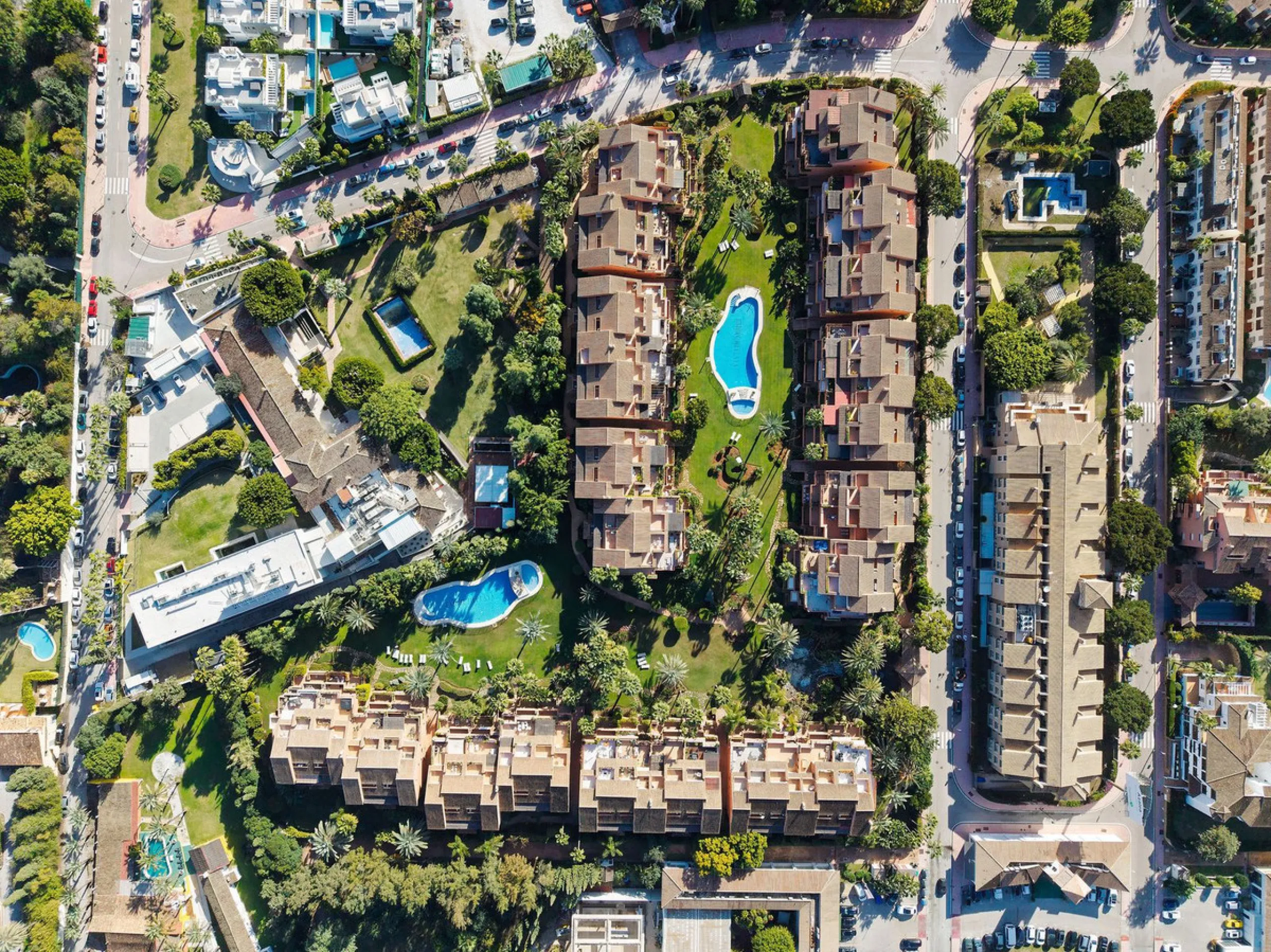 Just a short walk from the beach, this spacious two-bedroom apartment offers direct access to the beautifully maintained garden and swimming pool via a wide private terrace.