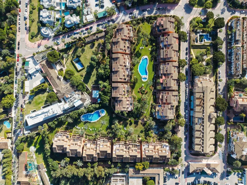 Just a short walk from the beach, this spacious two-bedroom apartment offers direct access to the beautifully maintained garden and swimming pool via a wide private terrace.