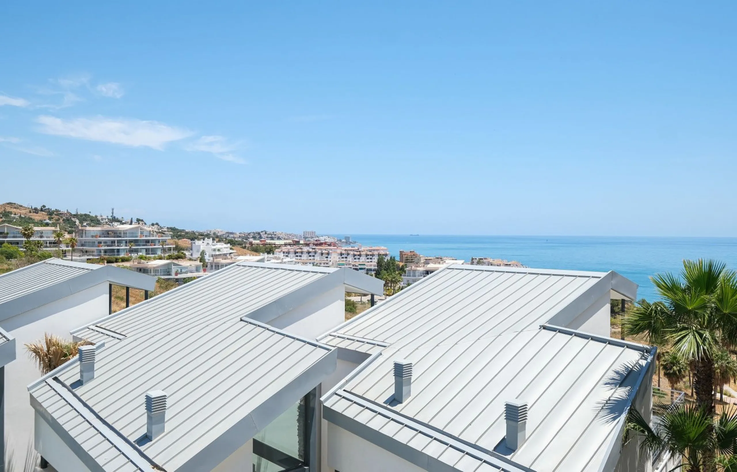 This elegant duplex penthouse enjoys stunning sea views and a prime location in the sought-after lower Higuerón area, within walking distance of the beach, all amenities, and the train station. The property seamlessly blends contemporary design, high-qual