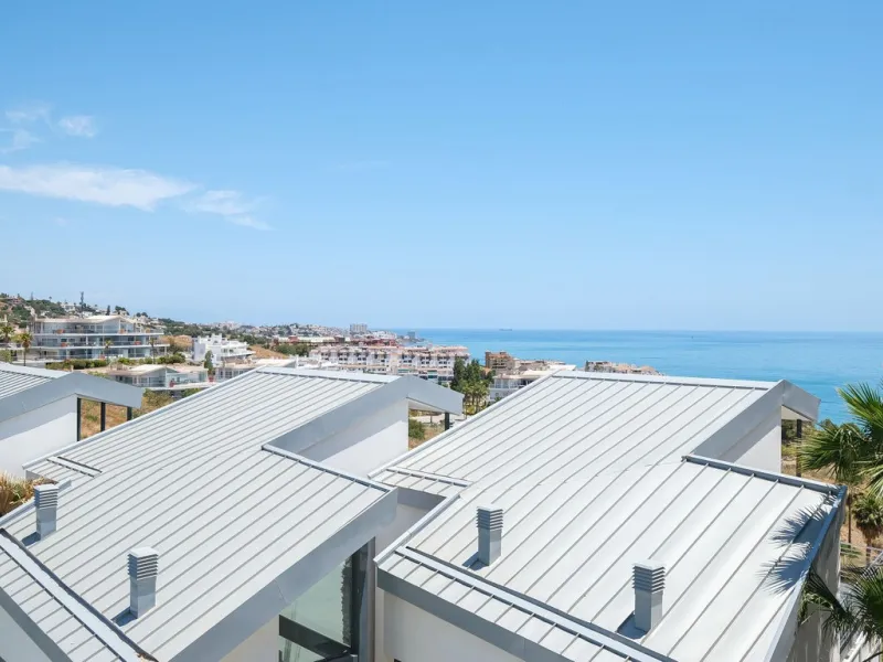 This elegant duplex penthouse enjoys stunning sea views and a prime location in the sought-after lower Higuerón area, within walking distance of the beach, all amenities, and the train station. The property seamlessly blends contemporary design, high-qual