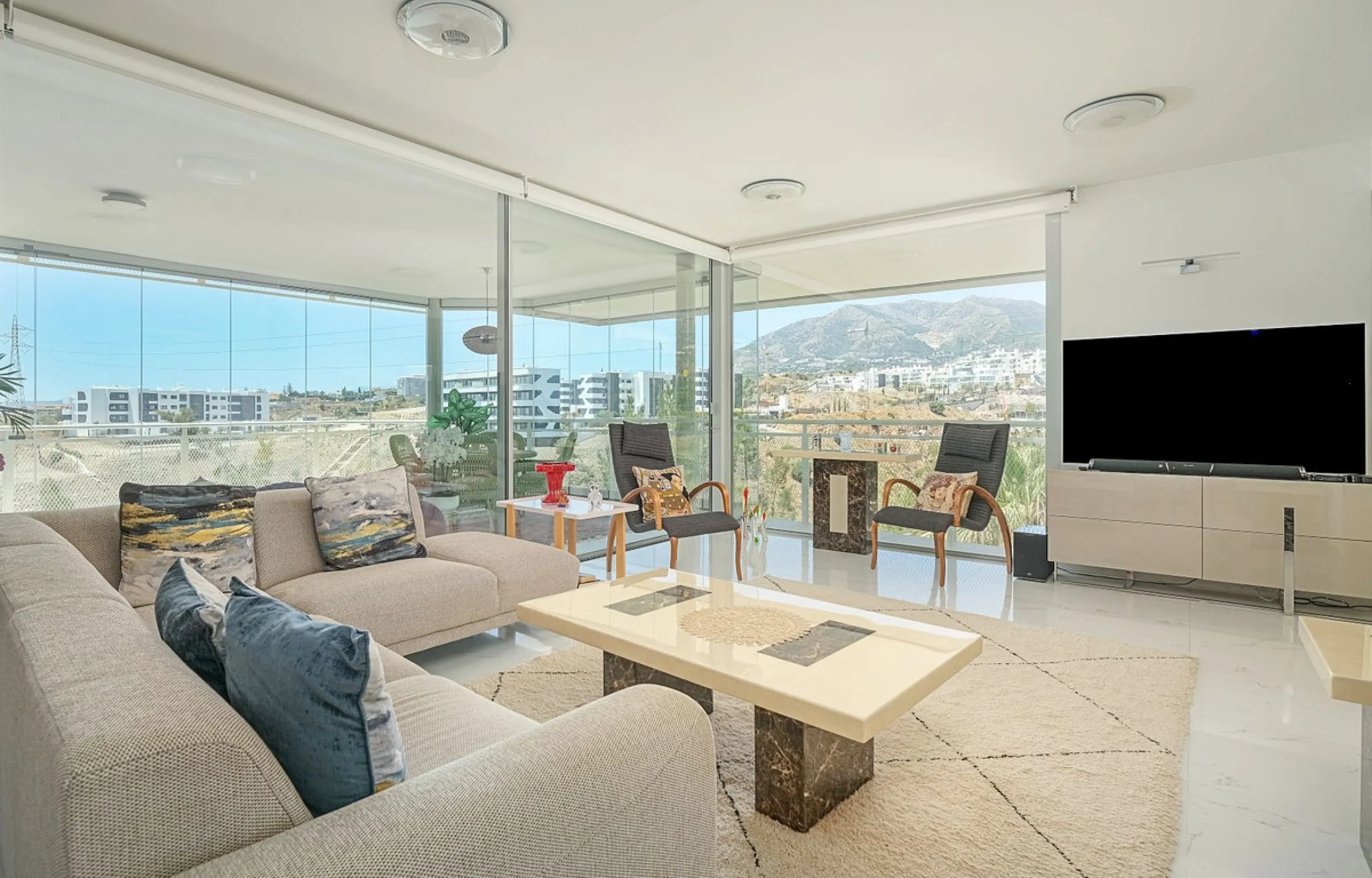 This elegant duplex penthouse enjoys stunning sea views and a prime location in the sought-after lower Higuerón area, within walking distance of the beach, all amenities, and the train station. The property seamlessly blends contemporary design, high-qual