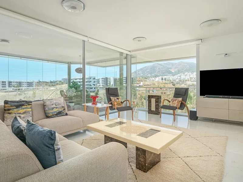 This elegant duplex penthouse enjoys stunning sea views and a prime location in the sought-after lower Higuerón area, within walking distance of the beach, all amenities, and the train station. The property seamlessly blends contemporary design, high-qual