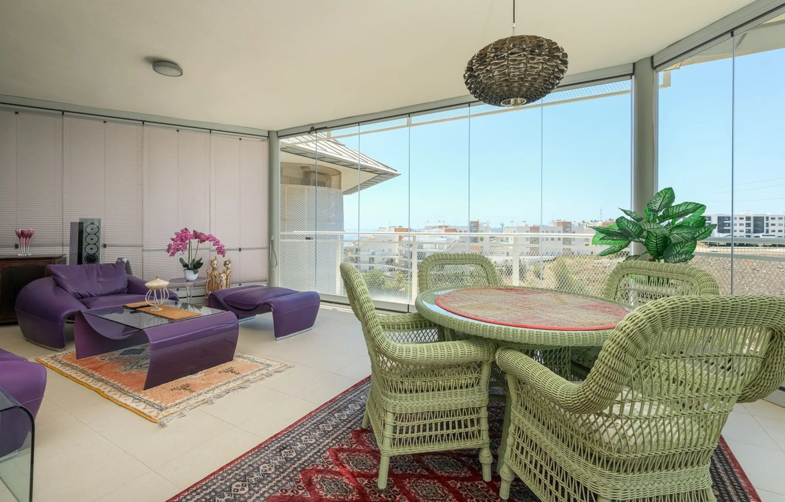 This elegant duplex penthouse enjoys stunning sea views and a prime location in the sought-after lower Higuerón area, within walking distance of the beach, all amenities, and the train station. The property seamlessly blends contemporary design, high-qual