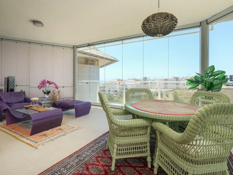 This elegant duplex penthouse enjoys stunning sea views and a prime location in the sought-after lower Higuerón area, within walking distance of the beach, all amenities, and the train station. The property seamlessly blends contemporary design, high-qual