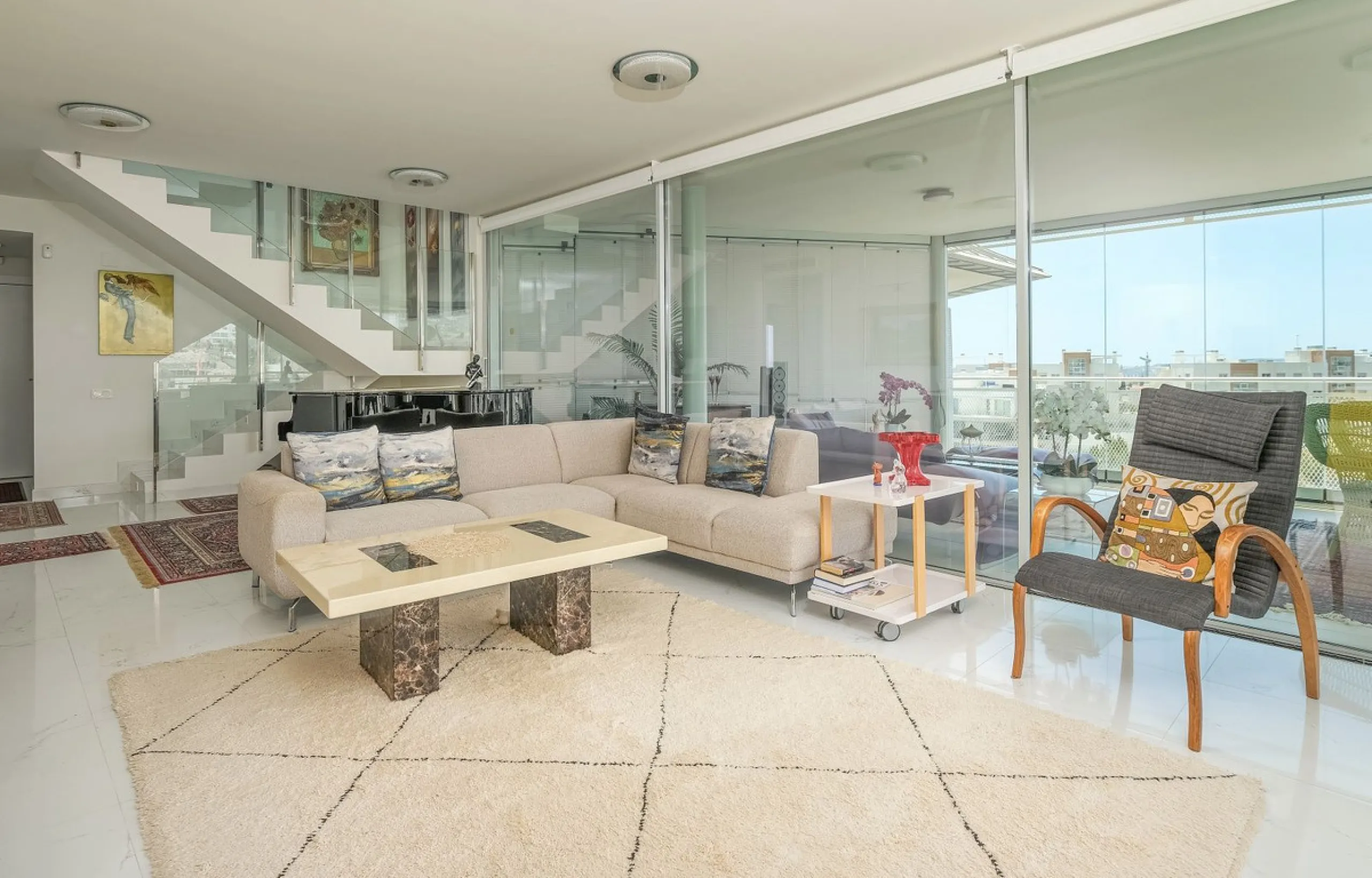 This elegant duplex penthouse enjoys stunning sea views and a prime location in the sought-after lower Higuerón area, within walking distance of the beach, all amenities, and the train station. The property seamlessly blends contemporary design, high-qual