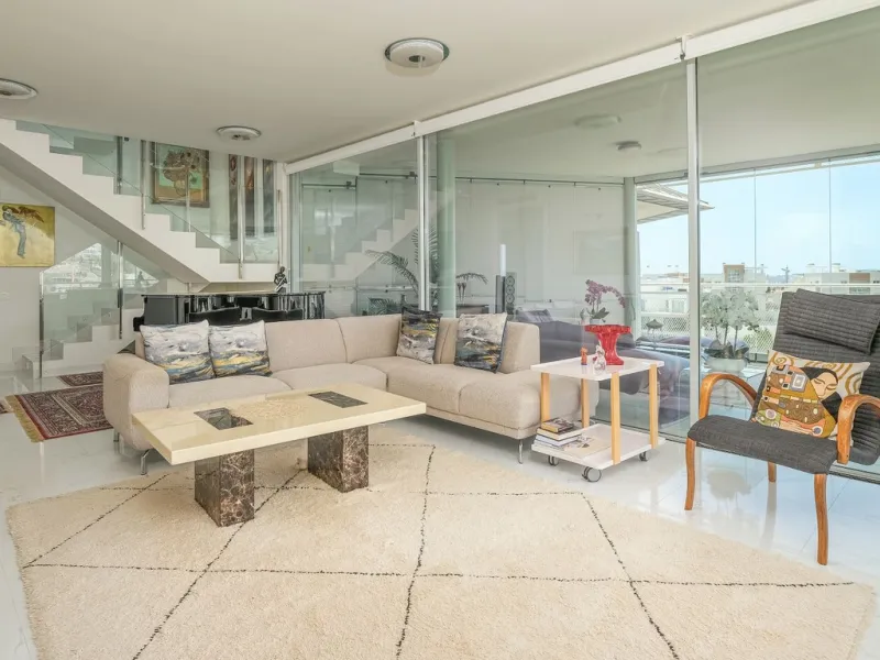 This elegant duplex penthouse enjoys stunning sea views and a prime location in the sought-after lower Higuerón area, within walking distance of the beach, all amenities, and the train station. The property seamlessly blends contemporary design, high-qual
