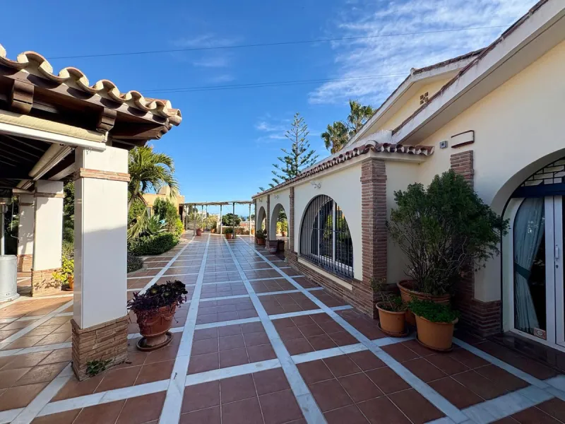 House - Detached Villa в продаже в Fuengirola, Málaga. В доме 5 спален и 4 ванных комнат. Площадь дома 504 м². Площадь участка 2437 м²