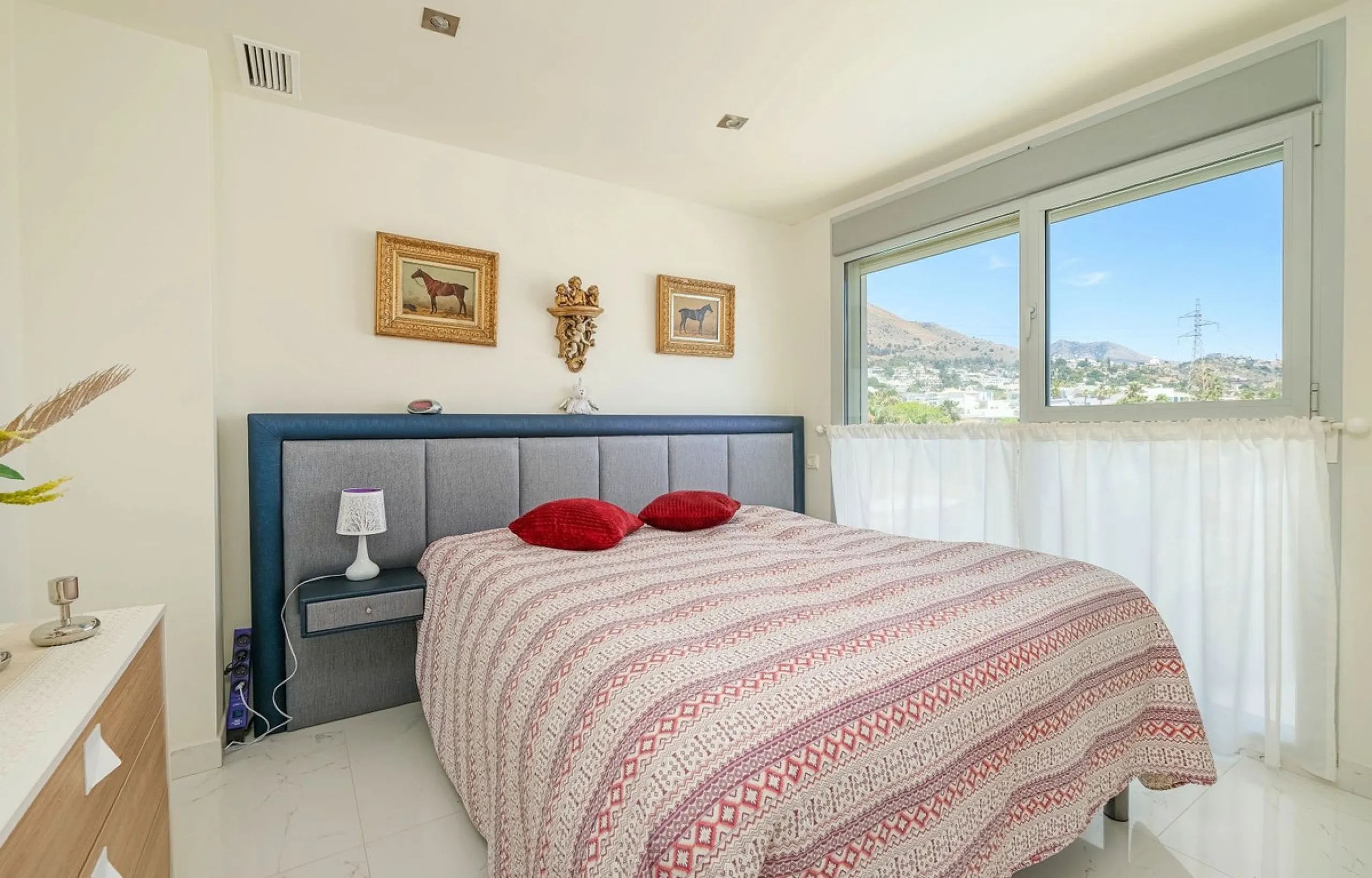 This elegant duplex penthouse enjoys stunning sea views and a prime location in the sought-after lower Higuerón area, within walking distance of the beach, all amenities, and the train station. The property seamlessly blends contemporary design, high-qual