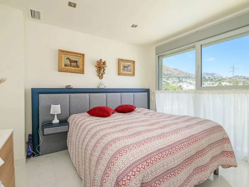 This elegant duplex penthouse enjoys stunning sea views and a prime location in the sought-after lower Higuerón area, within walking distance of the beach, all amenities, and the train station. The property seamlessly blends contemporary design, high-qual