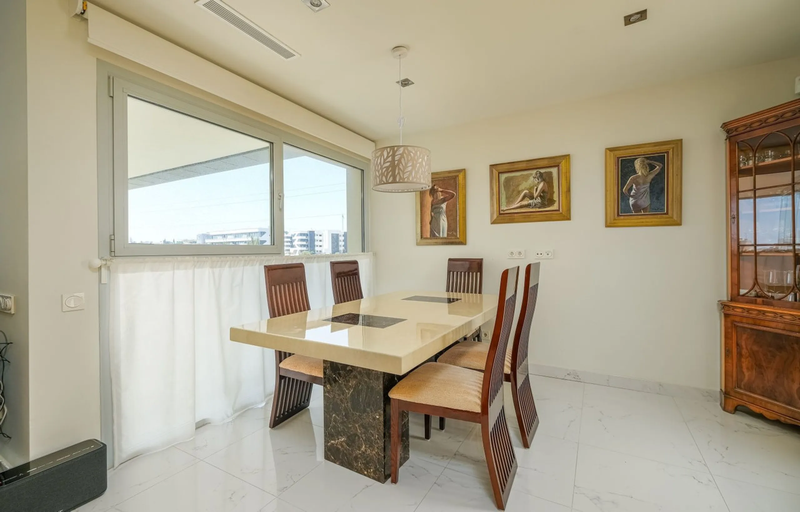 This elegant duplex penthouse enjoys stunning sea views and a prime location in the sought-after lower Higuerón area, within walking distance of the beach, all amenities, and the train station. The property seamlessly blends contemporary design, high-qual