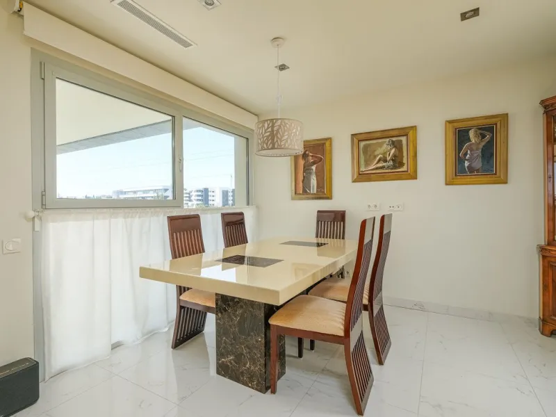 This elegant duplex penthouse enjoys stunning sea views and a prime location in the sought-after lower Higuerón area, within walking distance of the beach, all amenities, and the train station. The property seamlessly blends contemporary design, high-qual