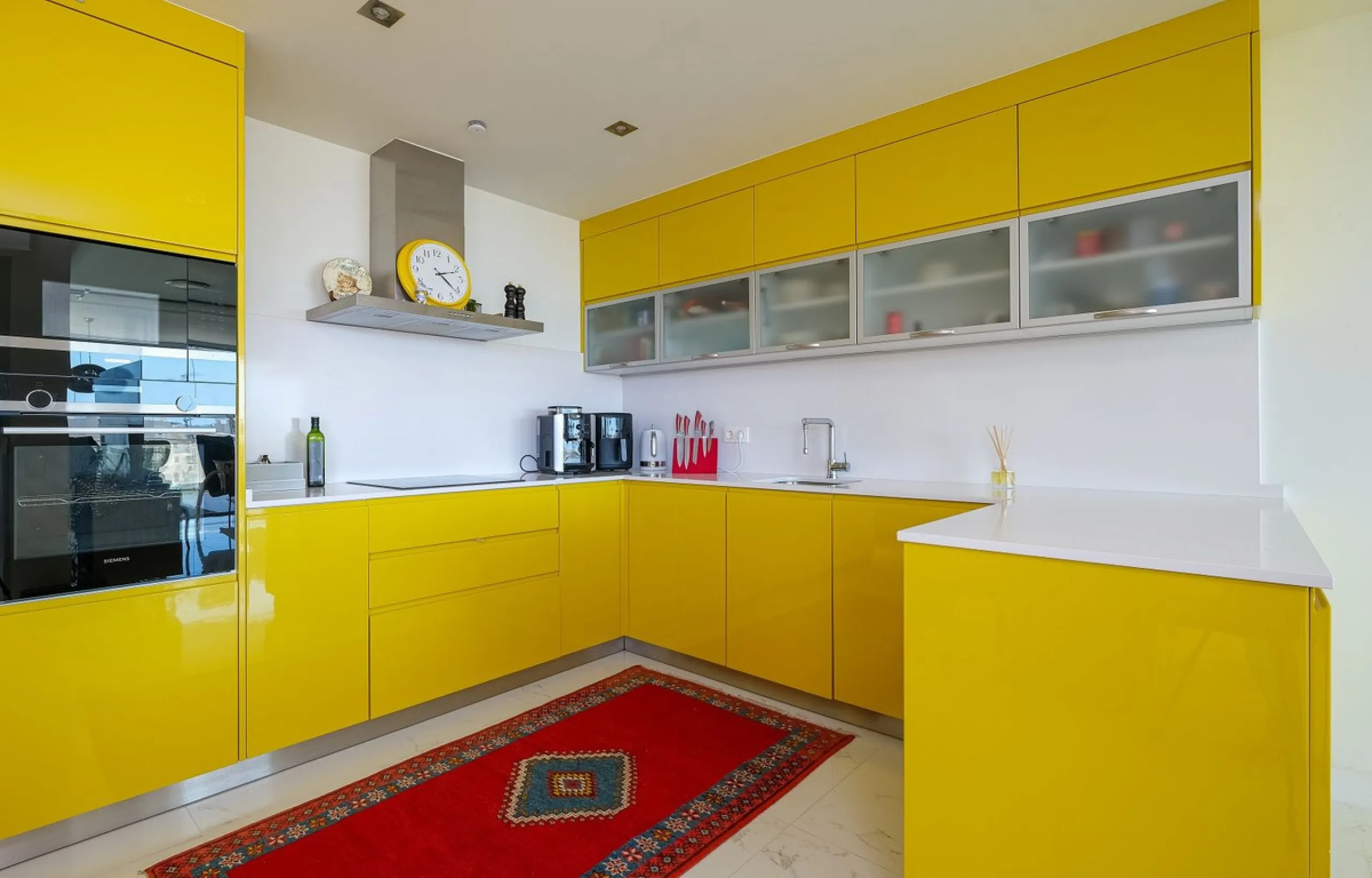 This elegant duplex penthouse enjoys stunning sea views and a prime location in the sought-after lower Higuerón area, within walking distance of the beach, all amenities, and the train station. The property seamlessly blends contemporary design, high-qual