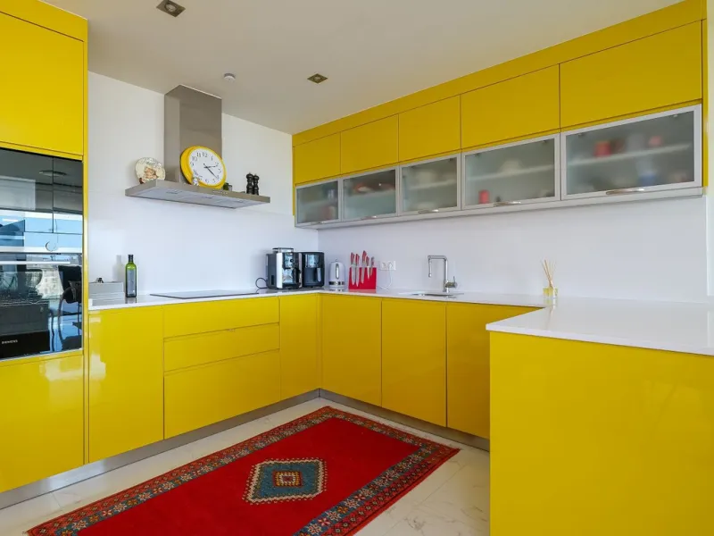 This elegant duplex penthouse enjoys stunning sea views and a prime location in the sought-after lower Higuerón area, within walking distance of the beach, all amenities, and the train station. The property seamlessly blends contemporary design, high-qual