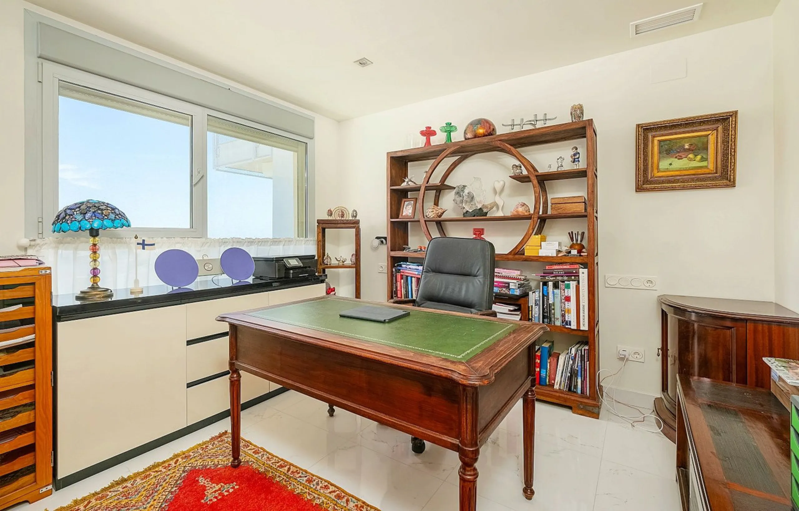 This elegant duplex penthouse enjoys stunning sea views and a prime location in the sought-after lower Higuerón area, within walking distance of the beach, all amenities, and the train station. The property seamlessly blends contemporary design, high-qual